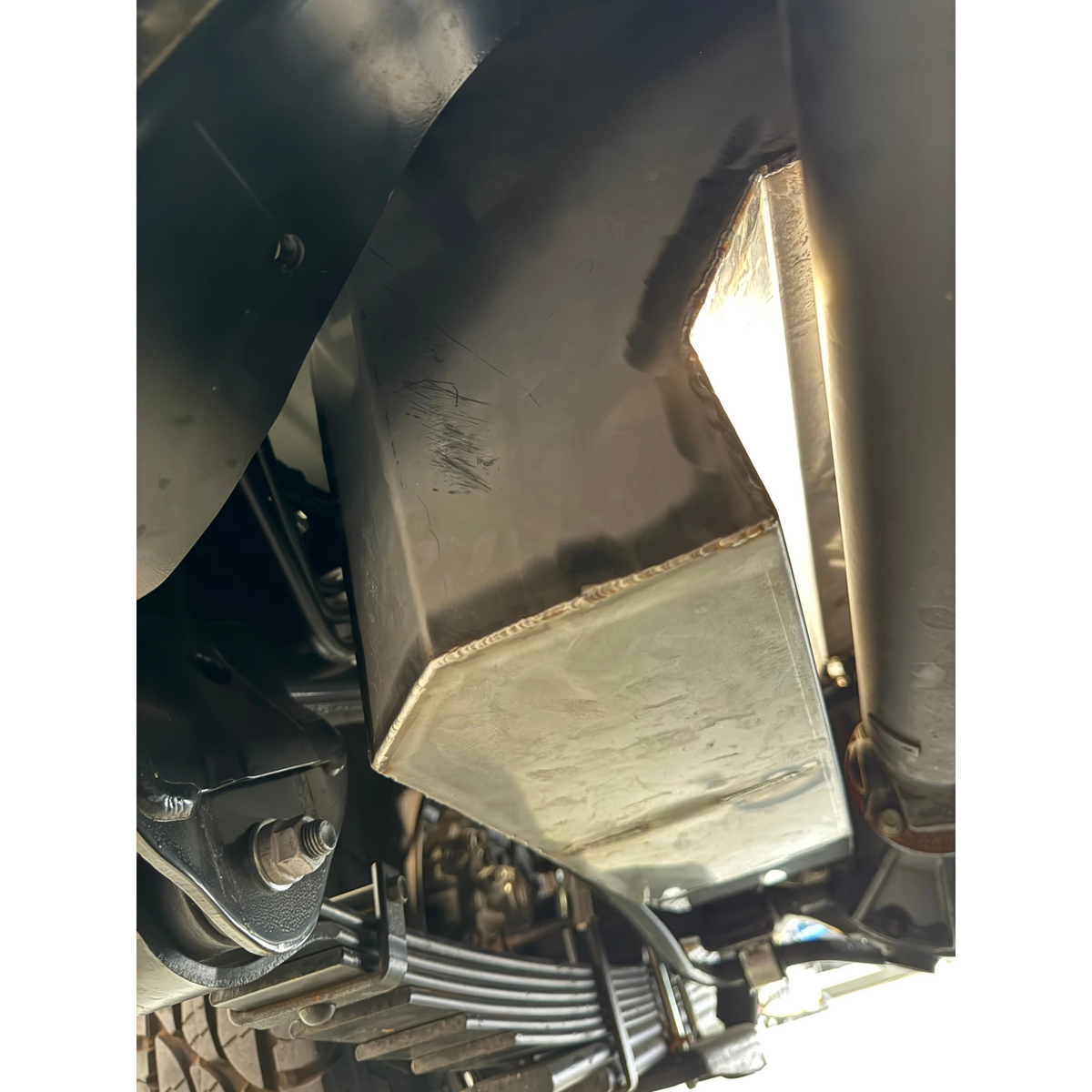 LC78 2.8L 75L S/S Water Tank – close-up of the under-vehicle water tank and its stainless mounting hardware