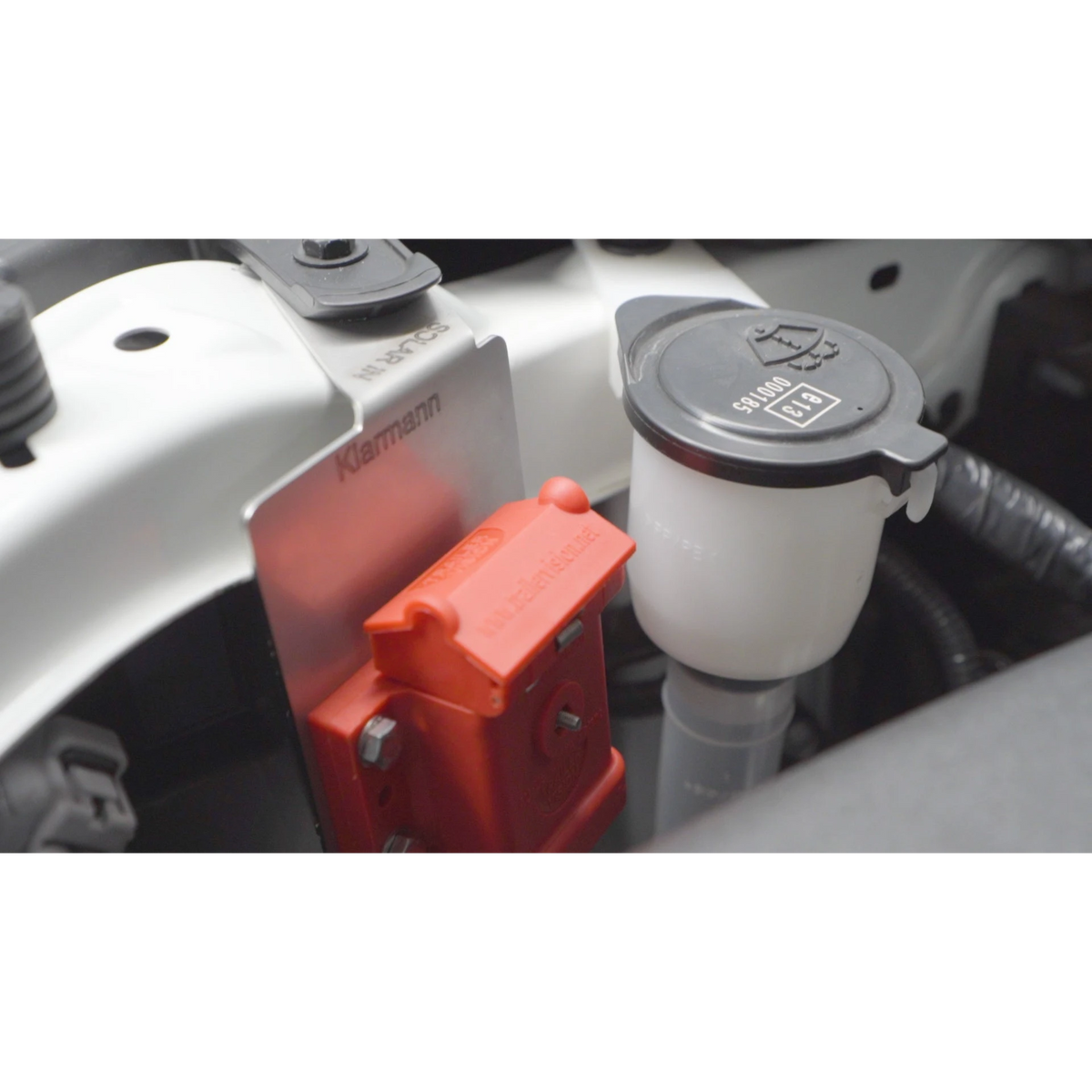 Solar input bracket mounted under bonnet with SB50 Anderson plug fitted