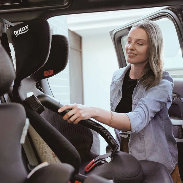 using the Blahst K21 Wall-Mounted Vacuum