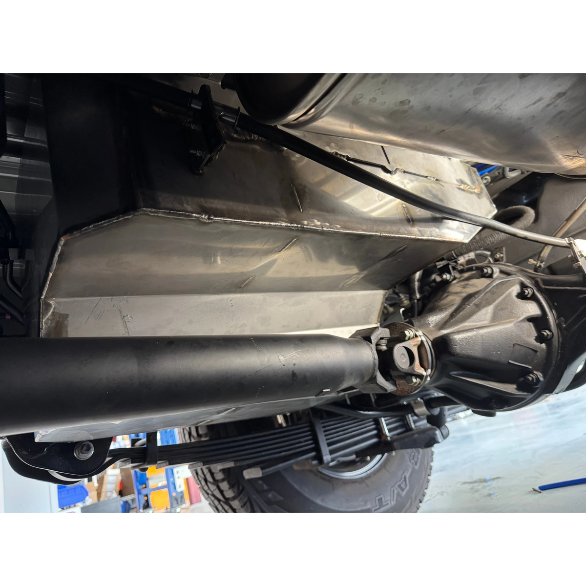 LC78 2.8L 75L S/S Water Tank – close-up of the undercarriage showing the water tank and suspension components