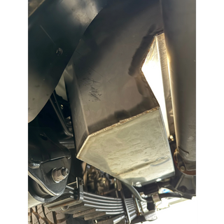 LC78 2.8L 75L S/S Water Tank – close-up of the under-vehicle water tank and its stainless mounting hardware