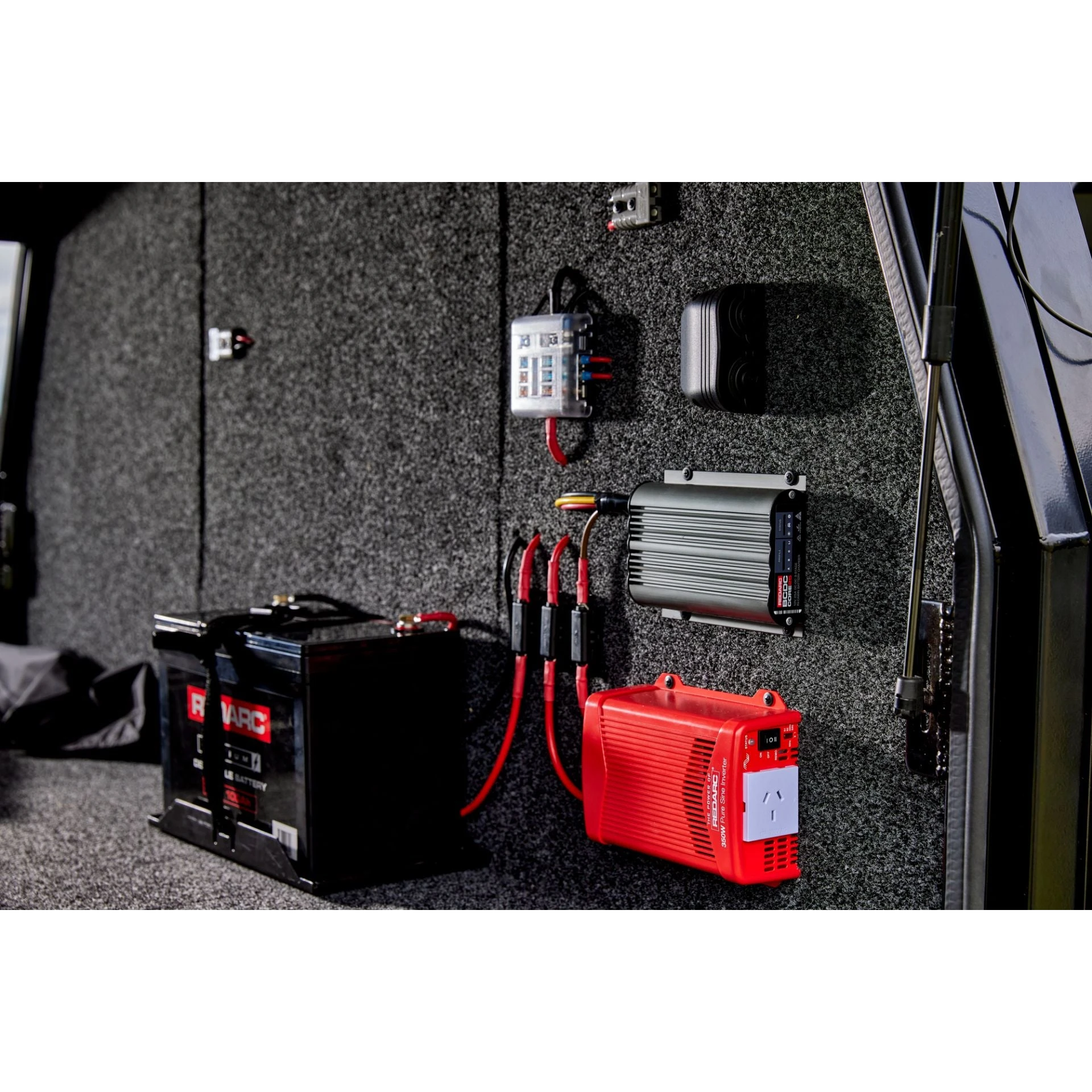 Redarc BCDC Core 40 in-cabin DC-DC charger – view 2