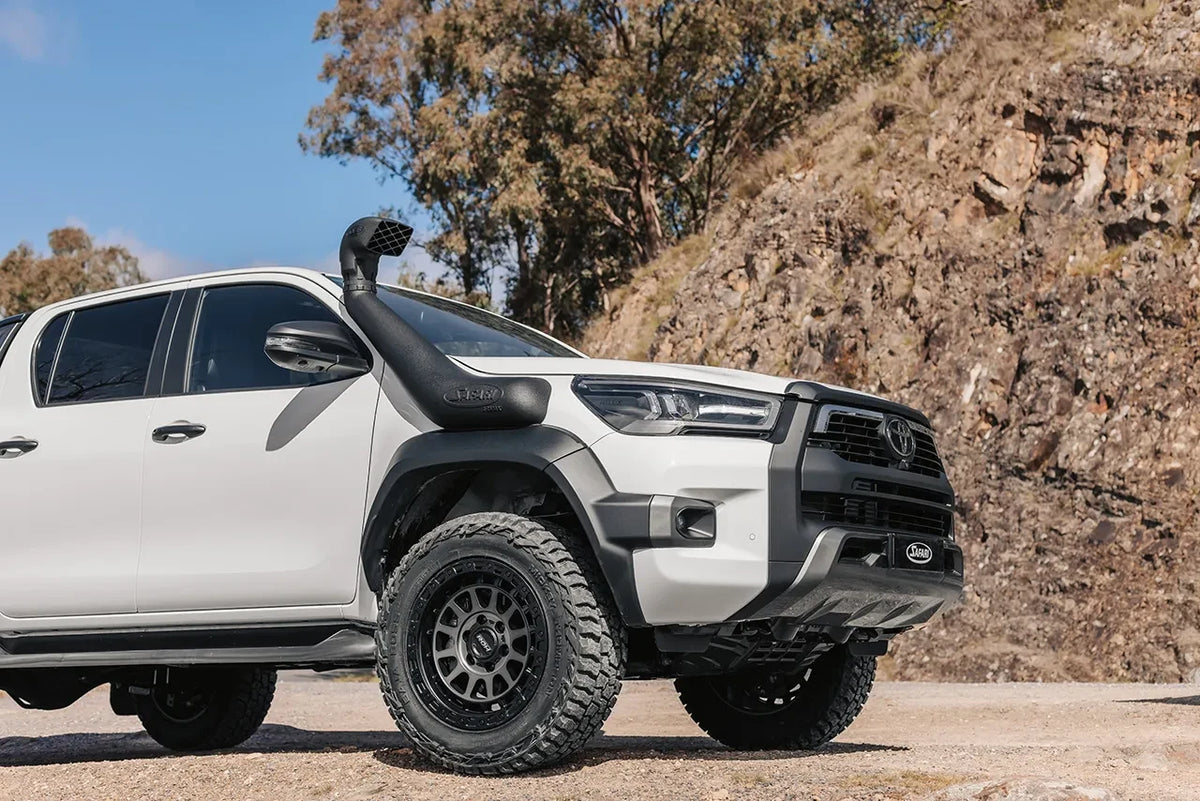 Safari Armax snorkel with flare kit fitted to a Hilux Rogue