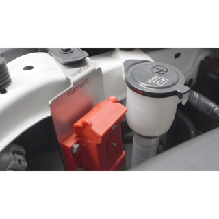 Solar input bracket mounted under bonnet with SB50 Anderson plug fitted