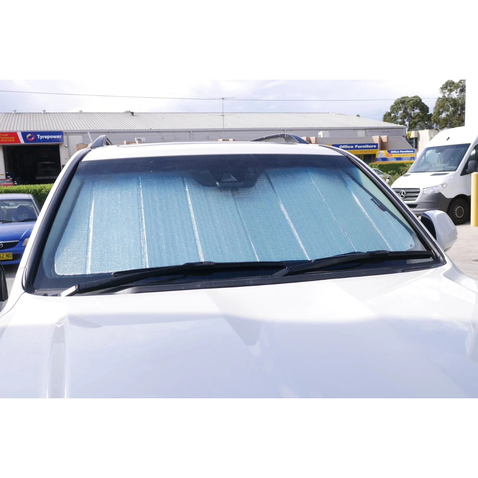 Toyota LandCruiser 200 Series / Lexus LX Front Windscreen Sun Shade (J200 2007–2021) – view 2