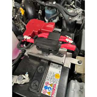 Elevate LC70 2.8L battery fuse bracket fitted over the battery, carrying a Bussmann Mega fuse holder with red cables to the DC-DC input