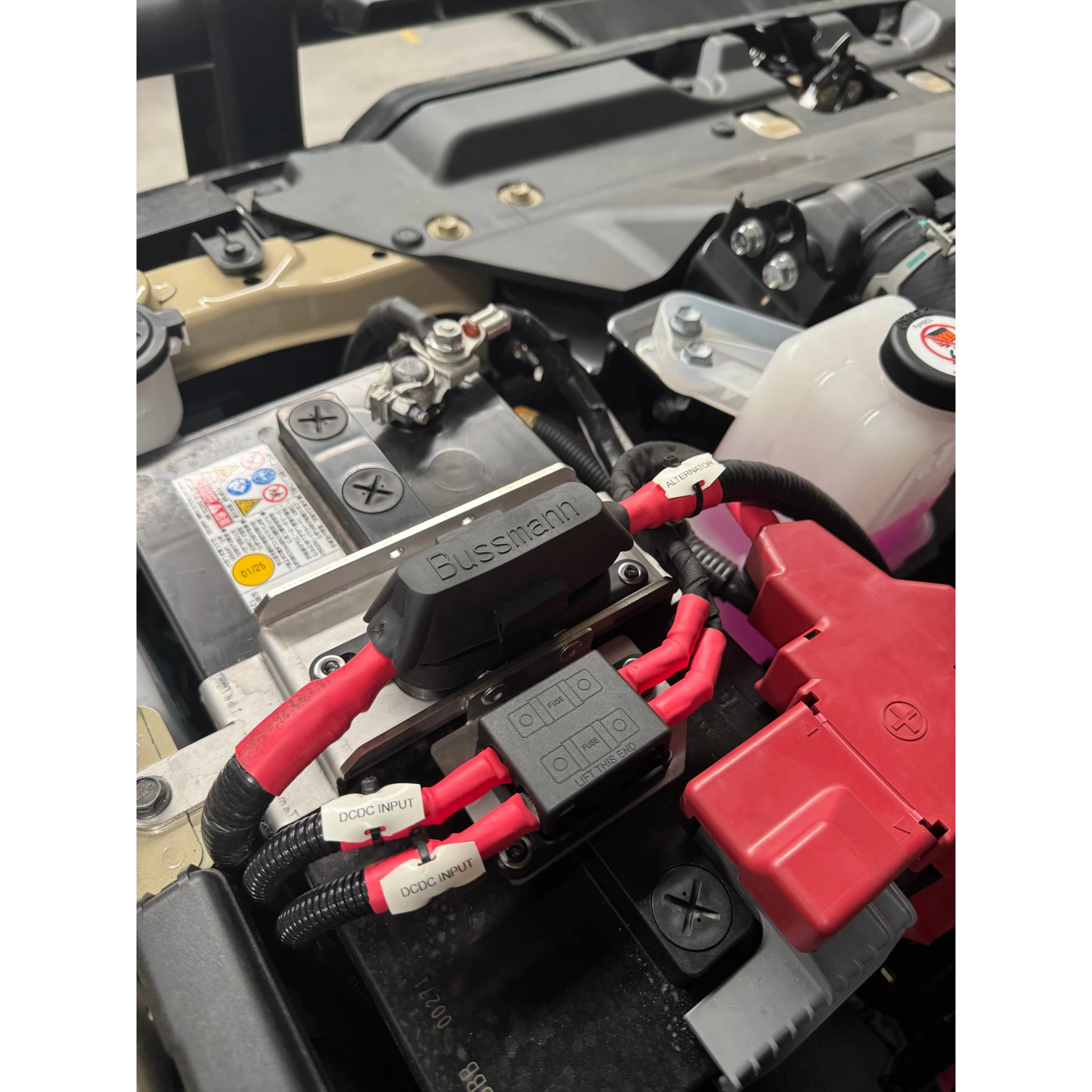 Elevate LC70 2.8L battery fuse bracket installed, with the Mega fuse holder and twin MIDI fuse holders wired and labelled