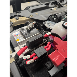 Elevate LC70 2.8L battery fuse bracket installed, with the Mega fuse holder and twin MIDI fuse holders wired and labelled
